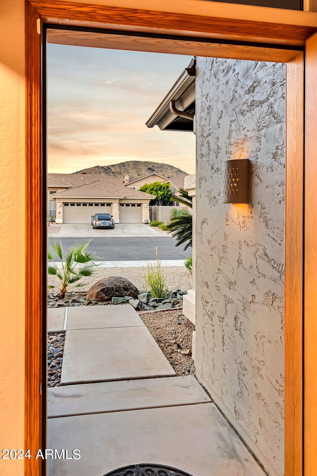 entryway featuring a mountain view