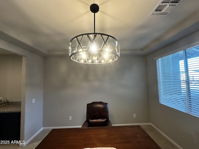 spare room with an inviting chandelier and a tray ceiling