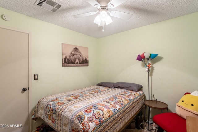 bedroom featuring ceiling fan and a textured ceiling