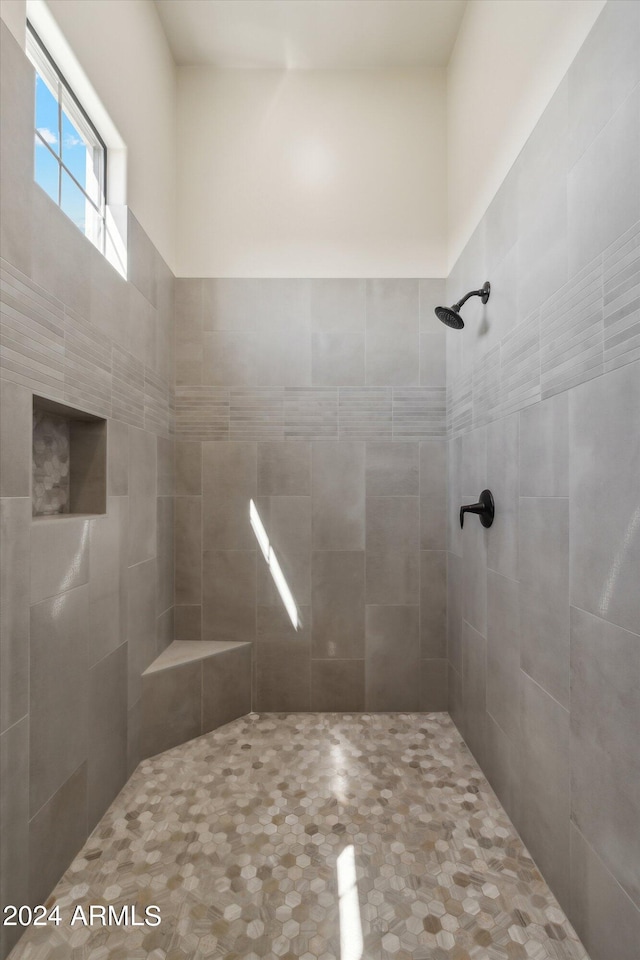 bathroom featuring a tile shower