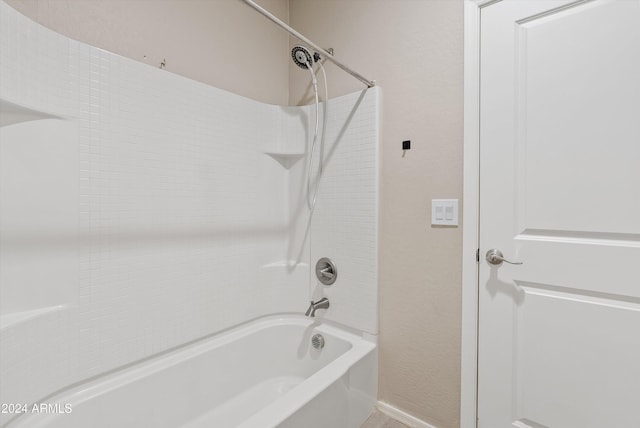 bathroom featuring tiled shower / bath