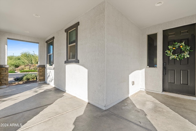 property entrance featuring a porch