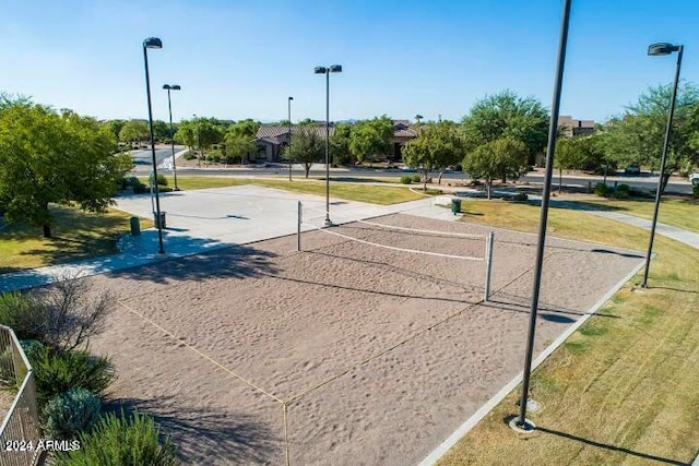 view of property's community featuring a lawn