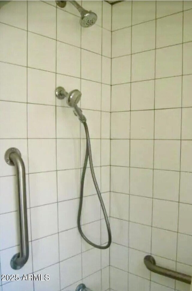 1837 W Roma Ave, Phoenix, AZ 85015 - bathroom featuring a tile shower