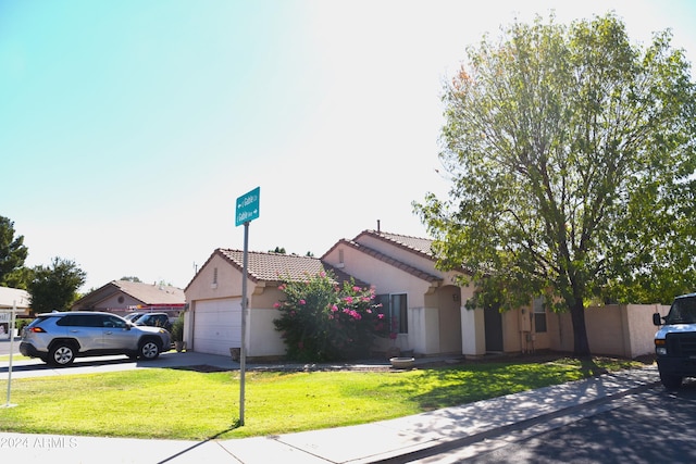 view of front of home featuring a garage and a front yard