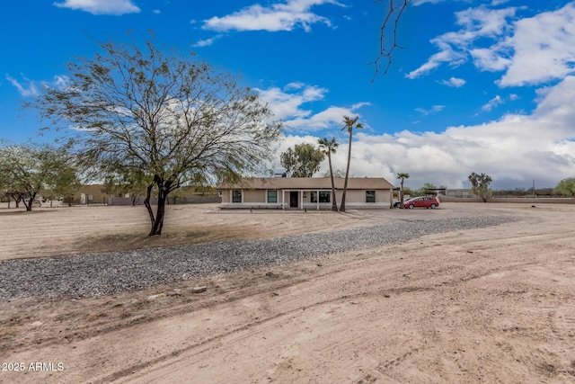 ranch-style home with driveway