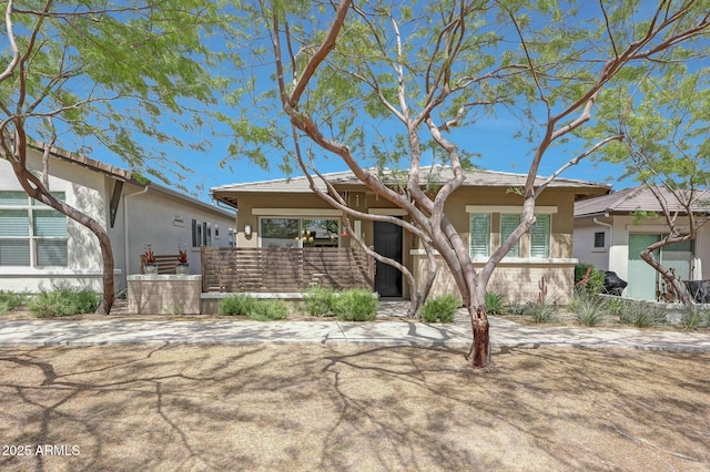 view of front facade featuring stucco siding