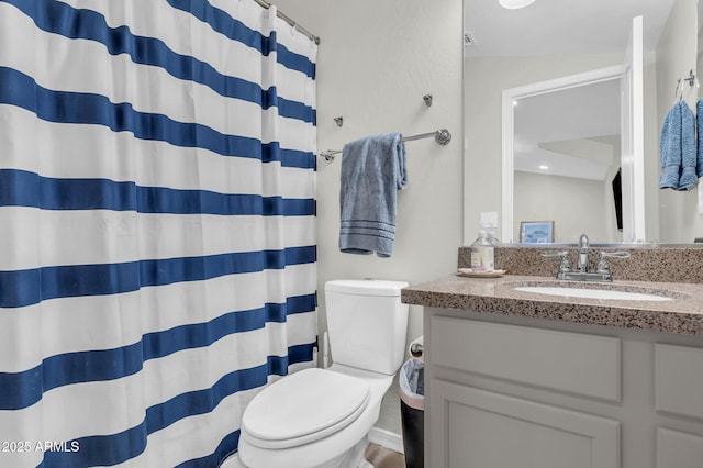 full bathroom featuring toilet, a shower with curtain, and vanity