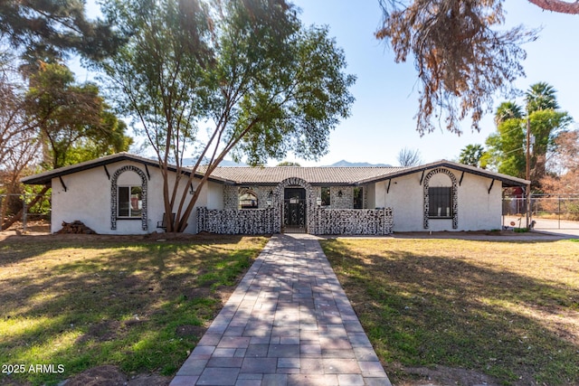 single story home with a front yard