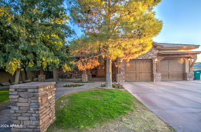 view of front of property featuring a front lawn and a garage