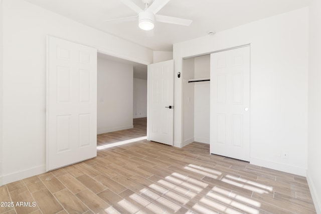 unfurnished bedroom with ceiling fan and a closet