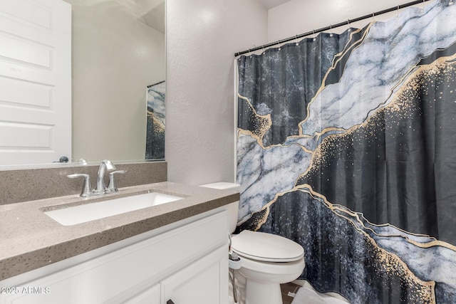 full bathroom featuring a shower with curtain, toilet, and vanity