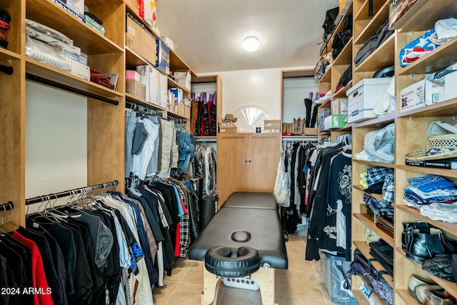 spacious closet featuring light tile patterned floors