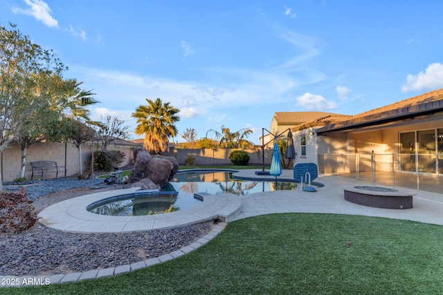 view of yard featuring a pool with hot tub