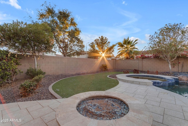 view of yard featuring a swimming pool with hot tub