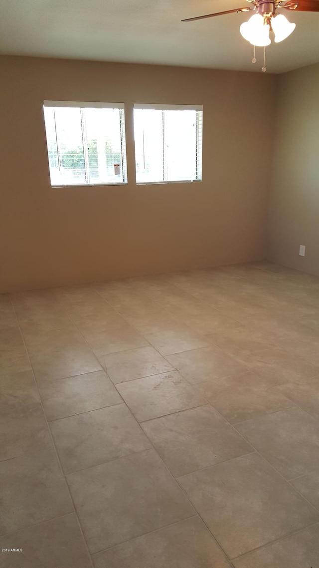 725 E Hidalgo Ave, Phoenix, AZ 85040 - unfurnished room with ceiling fan