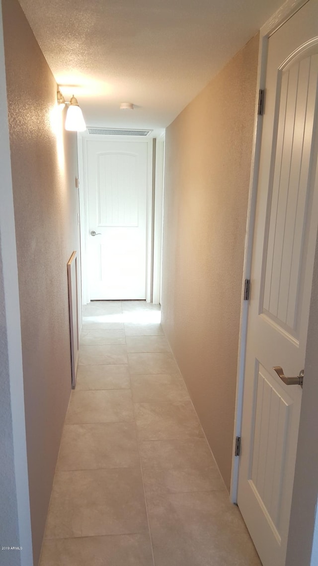 725 E Hidalgo Ave, Phoenix, AZ 85040 - corridor featuring a textured wall