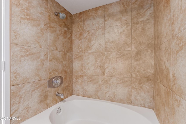 bathroom featuring tiled shower / bath combo