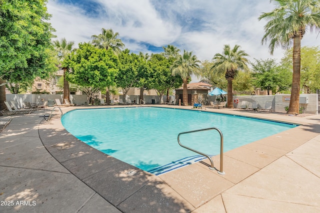 2331 E Sunland Ave, Phoenix, AZ 85040 - community pool with a patio