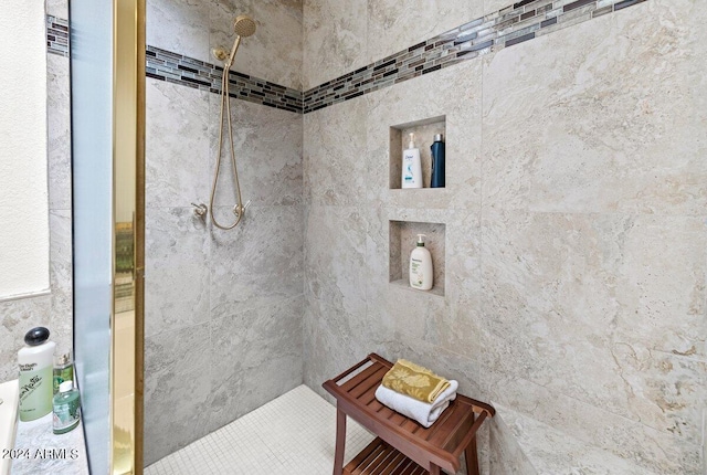 bathroom featuring a tile shower