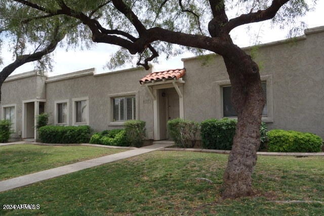 view of front facade with a front lawn