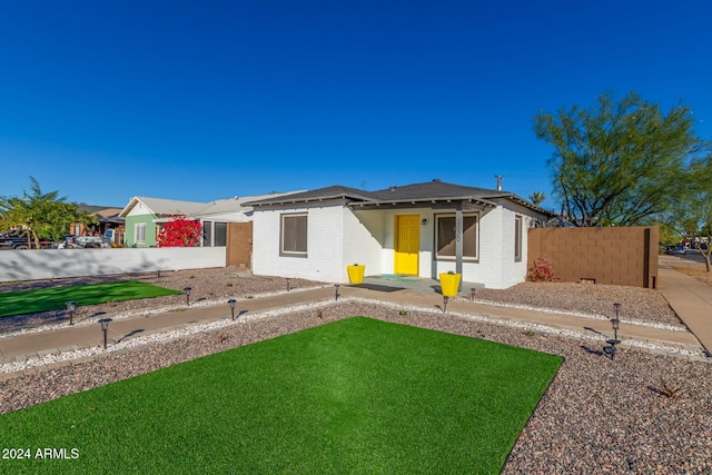 ranch-style house featuring a front lawn