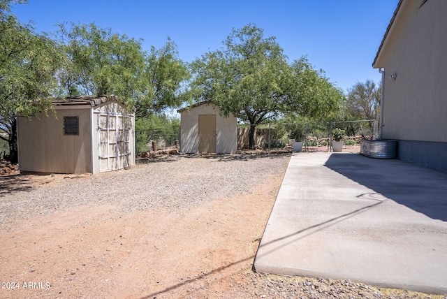 view of yard with a storage shed