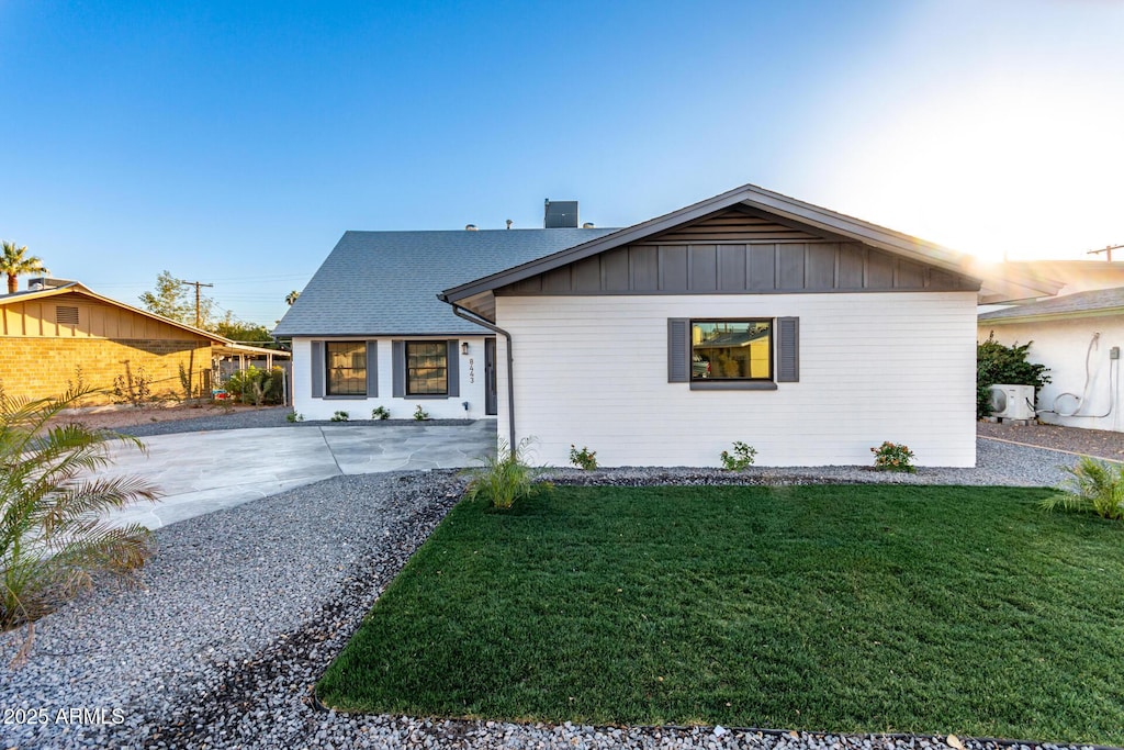 view of front of house with a front yard