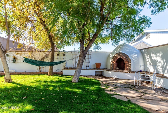 view of front of property featuring a front yard and a patio area