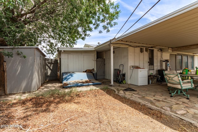 2801 W Glenrosa Ave, Phoenix, AZ 85017 - view of yard featuring a patio area and a gate