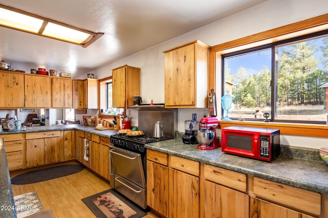 1528 Black Canyon Rd, Heber, AZ 85928 - kitchen featuring gas stove, light wood-type flooring, and dark countertops