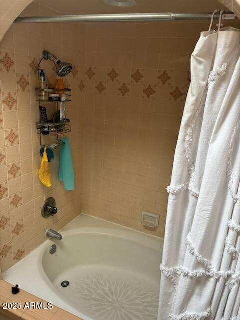319 E Coronado Rd Unit 1, Phoenix, AZ 85004 - bathroom featuring shower / tub combo with curtain