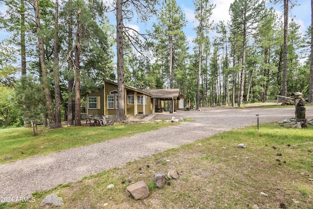 view of front of property featuring a front yard and a porch