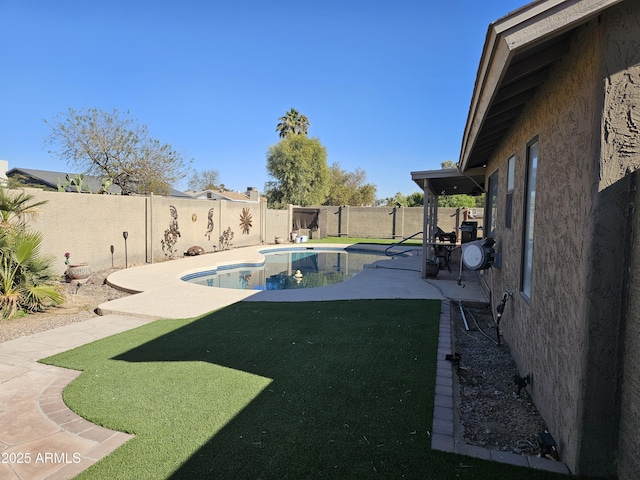 view of pool featuring a yard