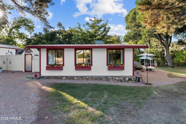 view of front of home with a front lawn