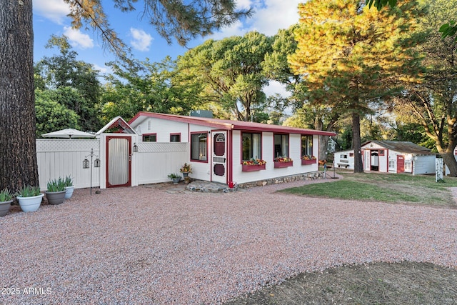 view of front of house featuring an outdoor structure