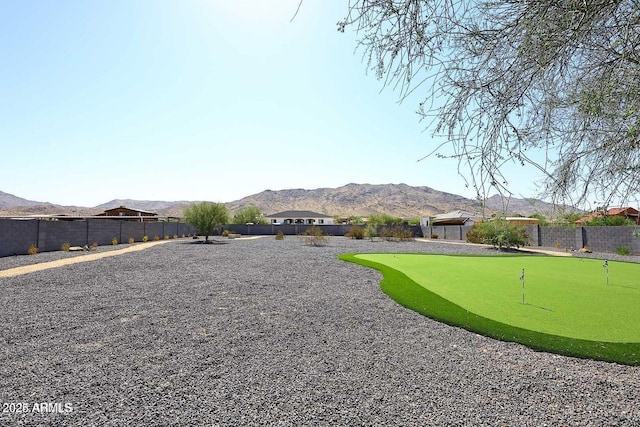 view of yard featuring a mountain view