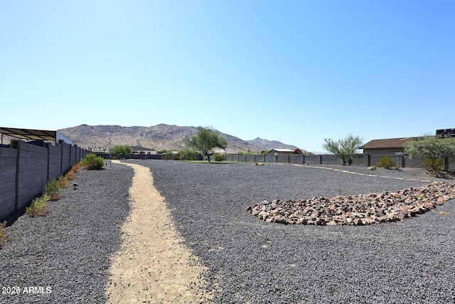 view of yard featuring a mountain view