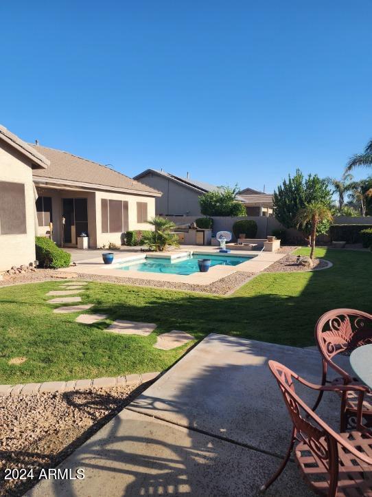 view of yard featuring a patio