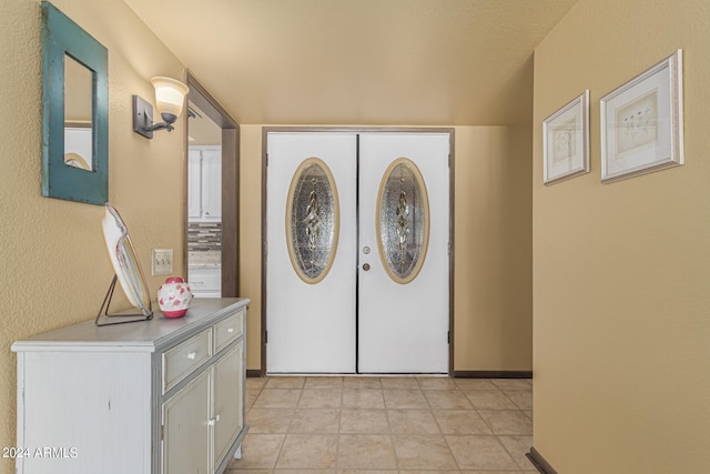 washroom featuring washer and clothes dryer and light tile patterned floors