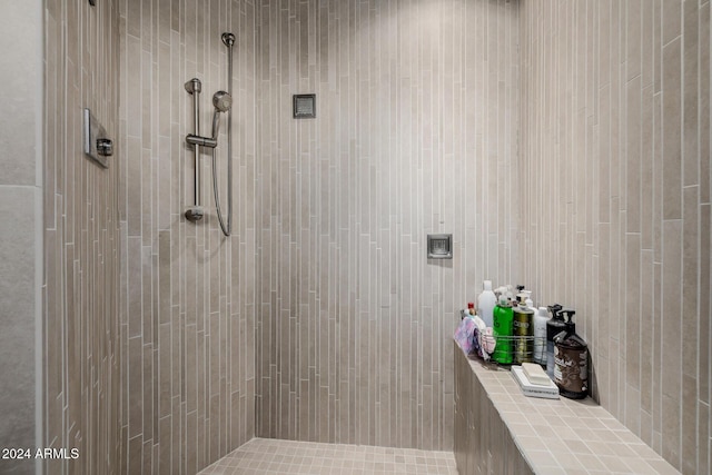 bathroom featuring tiled shower