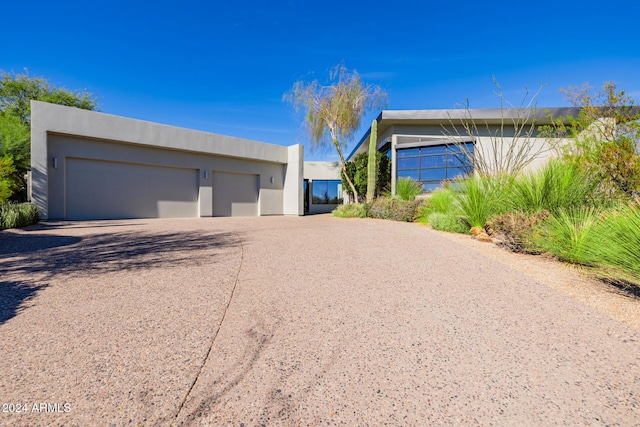 view of front facade featuring a garage