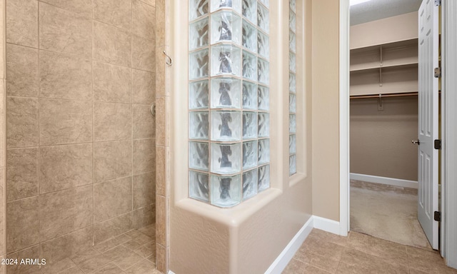 bathroom featuring a tile shower