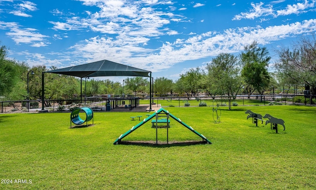 view of property's community featuring a yard