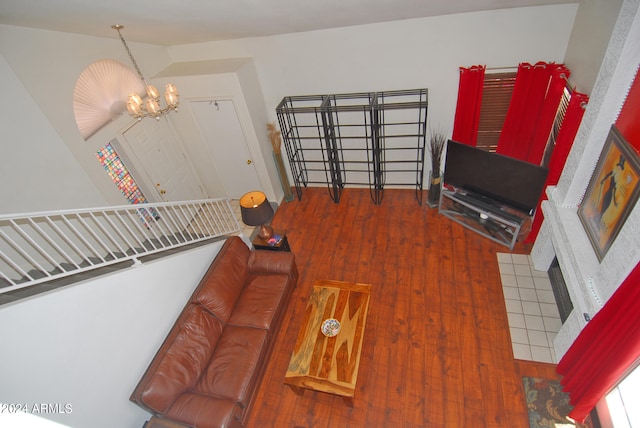 living room with dark wood-type flooring and a notable chandelier