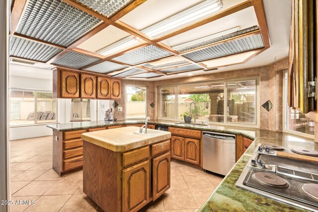 4922 W Fallen Leaf Ln, Glendale, AZ 85310 - kitchen featuring stainless steel dishwasher, stovetop with downdraft, light tile patterned flooring, a sink, and an island with sink