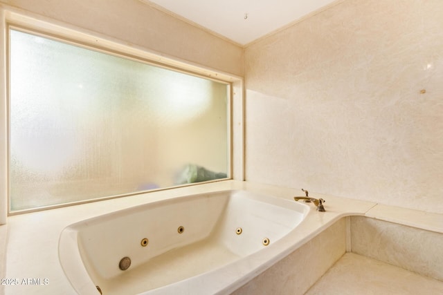 4922 W Fallen Leaf Ln, Glendale, AZ 85310 - bathroom with a whirlpool tub