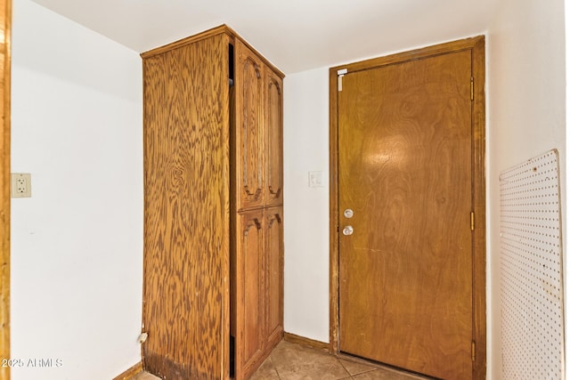 4922 W Fallen Leaf Ln, Glendale, AZ 85310 - entryway with light tile patterned floors and baseboards