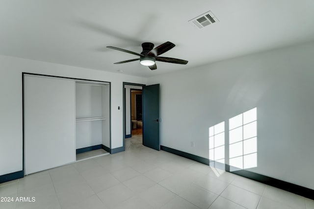 unfurnished bedroom featuring ceiling fan and a closet