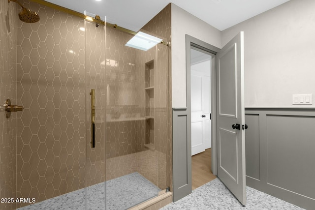 10013 N 106th Pl, Scottsdale, AZ 85258 - full bathroom featuring tiled shower and wainscoting